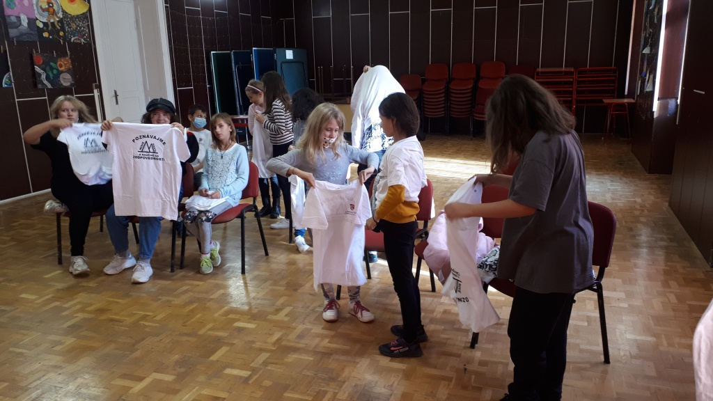 4b_Ukoncenie projektu - rozbalenie spomienkovych triciek a cien_02.jpg