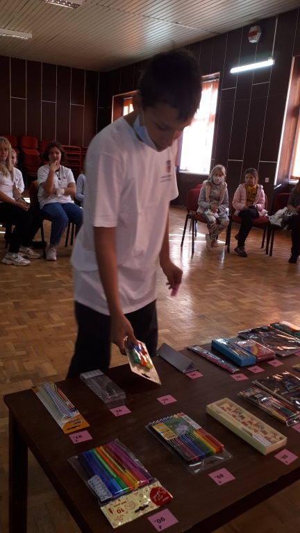 4b_Ukoncenie projektu - rozbalenie spomienkovych triciek a cien_06.jpg