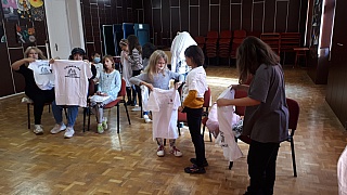 4b_Ukoncenie projektu - rozbalenie spomienkovych triciek a cien_02.jpg